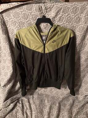 Nike Women's Sportswear Windrunner Colorblock Hooded Windbreaker Jacket Olive Gr